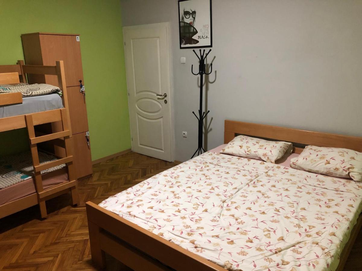 Skopje Downtown Hostel Bagian luar foto