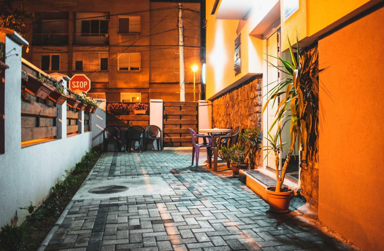 Skopje Downtown Hostel Bagian luar foto